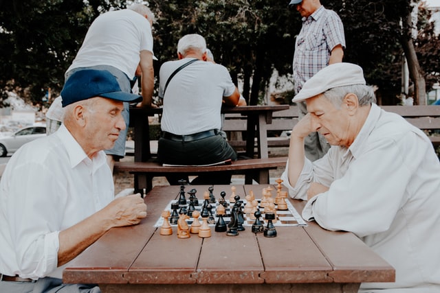 שני קשישים משחקים שח-מט